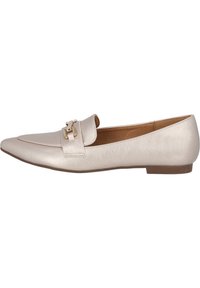Mocassino in pelle beige con punta affusolata e tacco piatto; presenta un accento decorativo in metallo dorato sulla parte superiore con un dettaglio cucito.