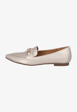 Mocassino in pelle beige con punta affusolata e tacco piatto; presenta un accento decorativo in metallo dorato sulla parte superiore con un dettaglio cucito.