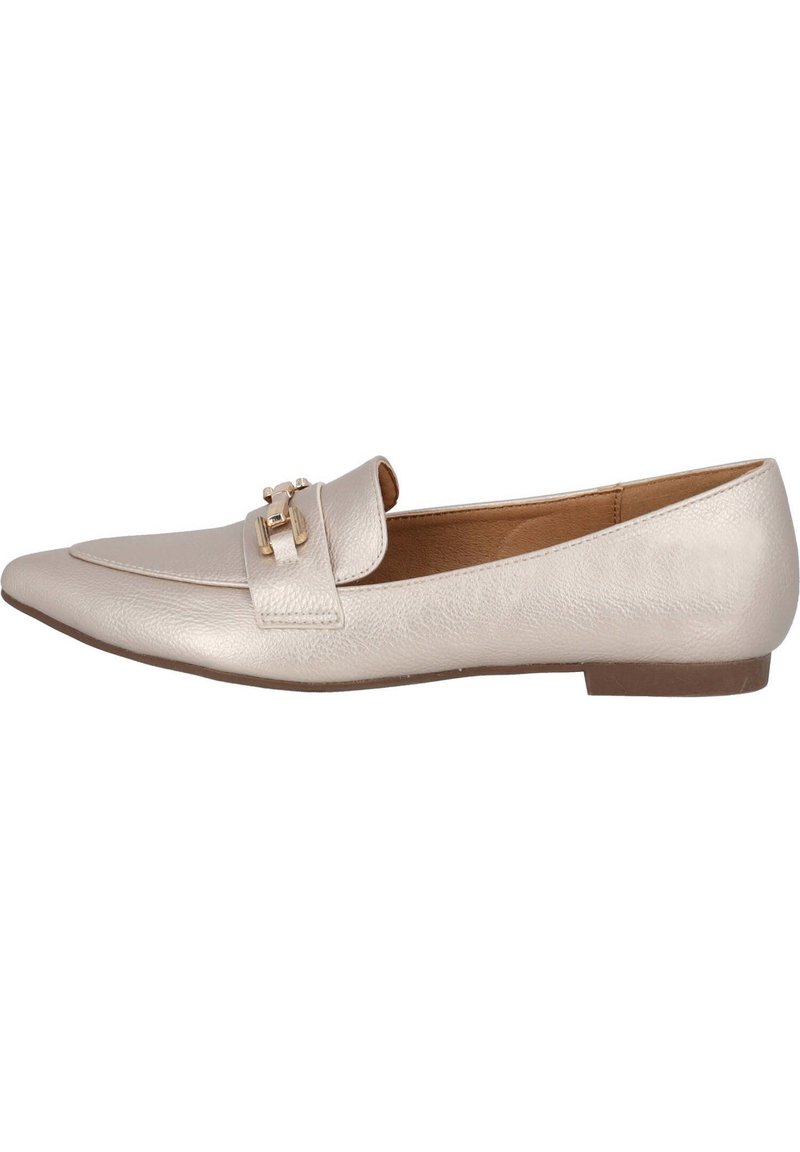 Mocassino in pelle beige con punta affusolata e tacco piatto; presenta un accento decorativo in metallo dorato sulla parte superiore con un dettaglio cucito.
