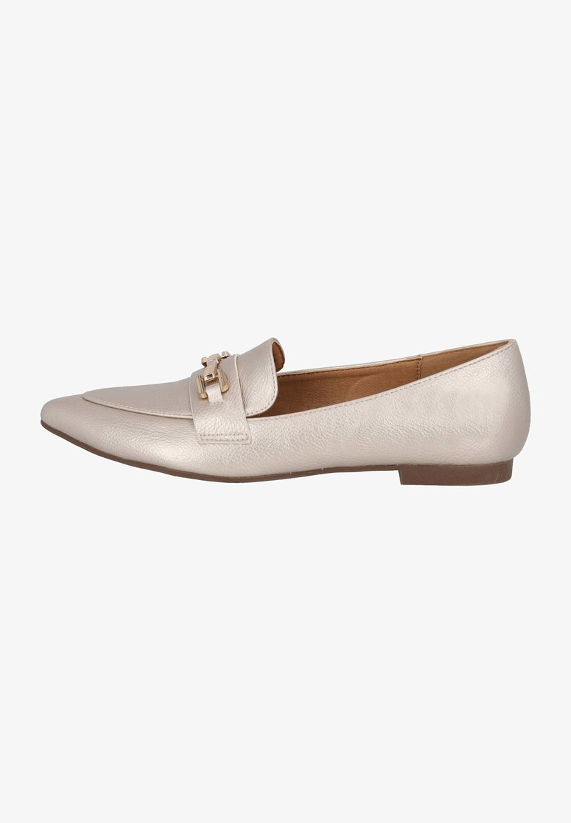 Mocasin de cuero beige con punta afilada y tacón plano; cuenta con un acento decorativo de hardware en tono dorado en la parte superior con un detalle de costura.