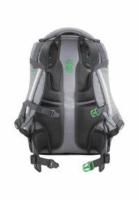 Sac à dos en tissu gris avec support dorsal en maille et bretelles ajustables. Présente des accents verts, des clips en métal et un logo sur le dessus.