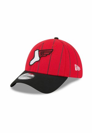 Casquette de baseball rouge avec visière noire, fines rayures verticales et un logo de chaussette ailée blanche brodé sur le panneau avant.