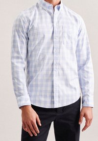 Koszula w niebiesko-białą kratę, z długimi rękawami i kieszonką na piersi, wykonana z bawełny, o gładkiej fakturze, klasyczny kołnierzyk.