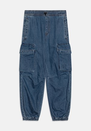 Jeansowe spodnie cargo w ciemnym niebieskim kolorze, z elastycznym pasem, dwoma kieszeniami bocznymi oraz dwoma dużymi kieszeniami cargo z elastycznymi mankietami przy kostkach.