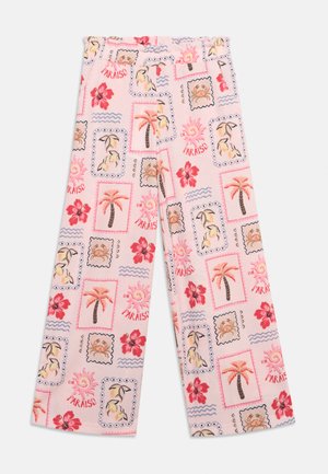 Ροζ παντελόνι φαρδιάς γραμμής με τροπικά σχέδια που περιλαμβάνουν φοίνικες, καβούρια, λουλούδια ιβίσκου, ήλιους και τη λέξη "PARAISO" με κόκκινα γράμματα.