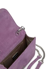 Bolso de ante púrpura con una correa de cadena plateada, bolsillo interior y una textura suave, con cierre a presión y diseño minimalista.