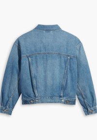 Veste en denim bleu clair avec un col classique, fermeture à boutons, deux poches latérales et une coupe légèrement oversize. Présente des coutures cousues.