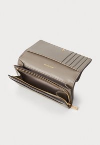 Portafoglio in pelle grigia tenue con hardware in tono oro, dotato di più slot per carte, un compartimento con zip e un design minimalista.