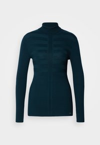Pull à col roulé en maille côtelée bleu sarcelle foncé avec manches longues et rayures texturées horizontales sur le haut de la poitrine et les épaules.