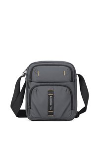 Borsa a tracolla grigia con superficie testurizzata, doppie tasche anteriori e cuciture gialle. Presenta una tracolla regolabile e una patch con il logo.