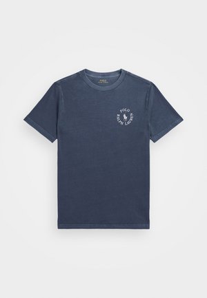 Camiseta azul marino de manga corta con cuello redondo y logo y texto blanco de Polo Ralph Lauren en el pecho izquierdo.