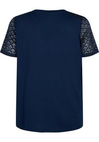 Mörkblå t-shirt med korta ärmar och ett texturerat spetsdesign. Kroppen är gjord av ett slätt tyg, med en avslappnad passform och rundad halsringning.