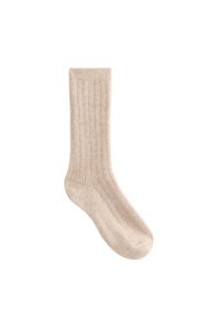 Calze a coste beige con una morbida texture e un design fino al polpaccio. Presentano un bordo rinforzato e una punta senza cuciture per il massimo comfort.