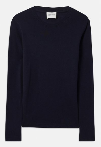 Námornícky modré tričko s dlhým rukávom a okrúhlym výstrihom vyrobené z mäkkého bavlneného materiálu. Obsahuje rebrovaný výstrih a rovný lem bez viditeľných vzorov alebo akcentov.