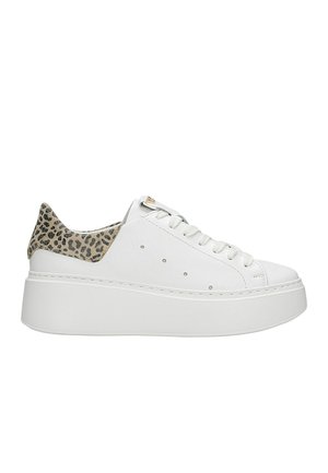Weiße Leder-Plateausneaker mit einem strukturierten, beigen Leopardenmuster am Fersenbereich, rundem Zehenbereich und kontrastierenden Ösen. Dicke, weiße Gummisohle.