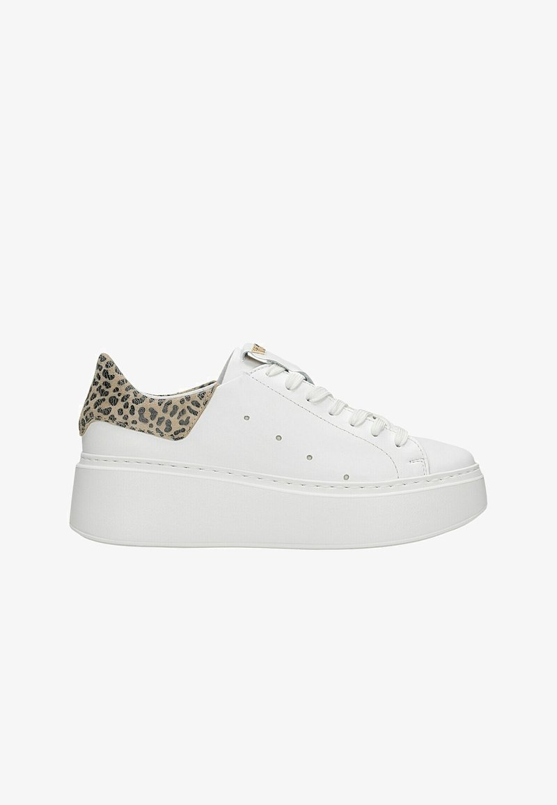 Witte leren platform sneakers met een gestructureerde beige luipaardprint hielkap, ronde neus en contrasterende veteroogjes. Dikke, witte rubbersole.
