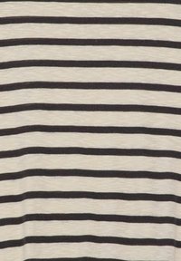 Gestreifter Stoff mit abwechselnd schwarzen und cremefarbenen horizontalen Streifen. Weiche Textur, mittleres Gewicht, gleichmäßig angeordnete Streifen.