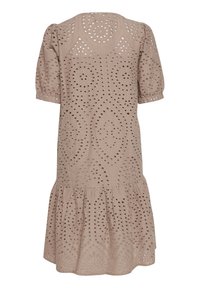 Beige šaty ke kolenům s výřezovými detaily, nabíranými rukávy a rozšířeným lemem. Měkká texturovaná tkanina s dekorativními vzory.