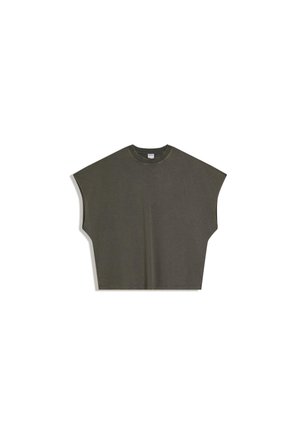 Olíva zöld, túlméretezett, ujjatlan felső kerek nyakkivágással és széles karöltőkkel, fehér háttéren lefektetve.