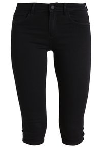 Čierne denimové capri džiny so priliehavým strihom, ktoré majú predné vrecká, zapínanie na gombík a manžety na lemoch pre elegantný vzhľad.
