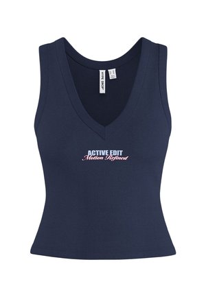 Haut sans manches bleu marine avec col en V, texte "ACTIVE EDIT Motion Refined" imprimé au centre devant et une étiquette "HYPE DROP" à l'intérieur du col.