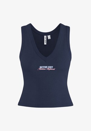 Haut sans manches bleu marine avec col en V, texte "ACTIVE EDIT Motion Refined" imprimé au centre devant et une étiquette "HYPE DROP" à l'intérieur du col.