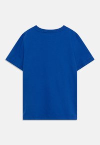 Modré bavlněné tričko, krátké rukávy, kulatý výstřih, hladký povrch, jednobarevné bez vzorů nebo potisků. Zobrazeno ze zadní strany.