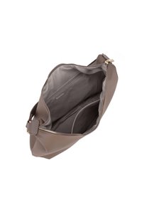 Borsa in pelle marrone con chiusura a zip, interno spazioso, texture liscia e tasca laterale; design minimalista con dettagli di cucitura sottili.
