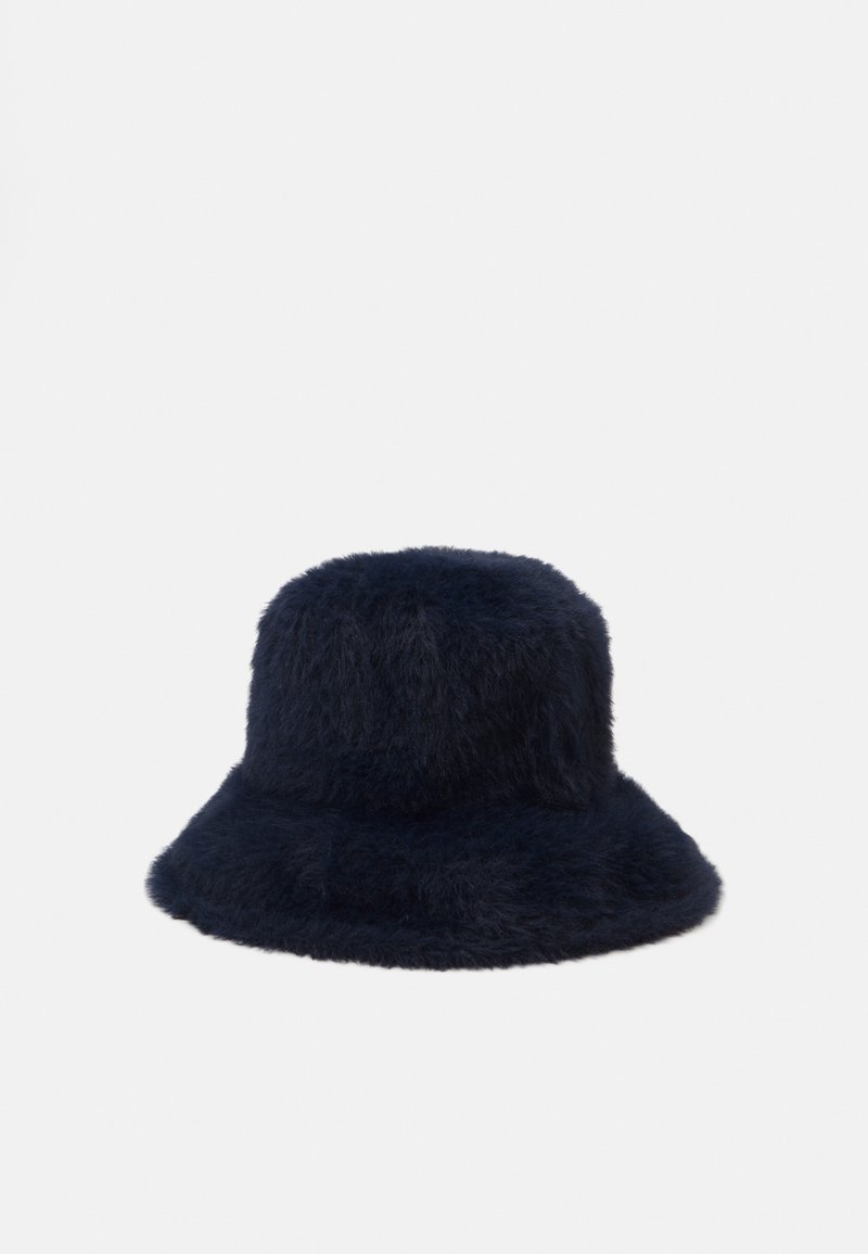 Sombrero de cubo esponjoso azul marino hecho de material suave, con un ala ancha y parte superior redondeada, con un acabado texturizado.