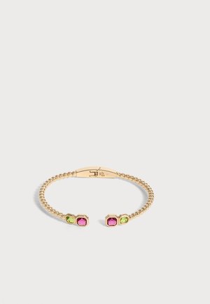 Bracelet jonc ouvert à perles ton or avec des pierres précieuses rectangulaires roses et vertes à chaque extrémité et détail de fermoir gravé.