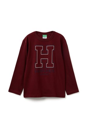 Bordeaux rood langemouwen shirt van katoen, met een groot wit en marineblauw "H" logo en de tekst "HARVARD UNIVERSITY" daaronder. Ronde halsontwerp.