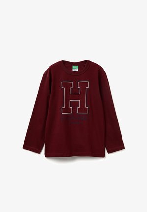 Bordeaux rood langemouwen shirt van katoen, met een groot wit en marineblauw "H" logo en de tekst "HARVARD UNIVERSITY" daaronder. Ronde halsontwerp.