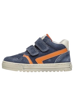 Sneaker scamosciato blu scuro con accenti arancioni, due chiusure a strap, un tallone bianco e suola in gomma testurizzata. Presenta dettagli di cucitura a contrasto.