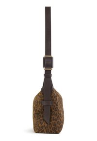 Sac marron à imprimé léopard avec une texture en daim, équipé d'une bandoulière en cuir foncé et de détails à boucle, de forme effilée et à base plate.