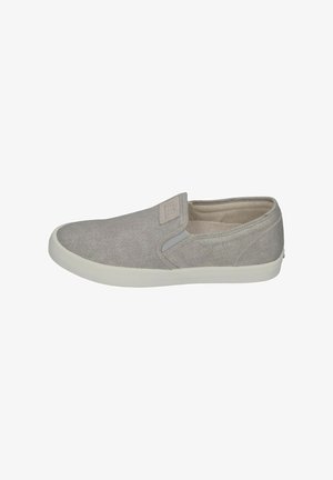 Grauer Slip-On-Schuh aus Stoff mit glatter Textur, versehen mit elastischen seitlichen Akzenten und einer weißen Gummisohle. Dezente Markenkennzeichnung auf dem Obermaterial.