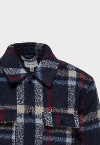 Fleece skjorta jacka i marinblått, rött och grått rutigt mönster. Har en krage, två bröstfickor och ett mjukt, texturerat tyg.