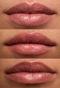 Tre närbilder av läppar som visar olika nyanser av matta och blanka nude-tonade läppfärger med subtila texturvariationer.