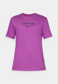 Lilla Nike Pro t-shirt med korte ærmer, rund hals, med et sort logo trykt på fronten. Glat, letvægtsstof.