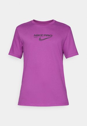 Purpura Nike Pro t-kreklu ar īsām piedurknēm, apaļu kakla izgriezumu, uz kura priekšpuses ir melns logo. Gluda, viegla auduma.