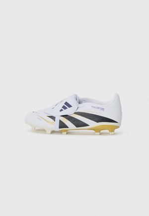 Scarpa da calcio bianca con accenti neri e dorati, superficie testurizzata e coprilacci con logo a tre strisce.