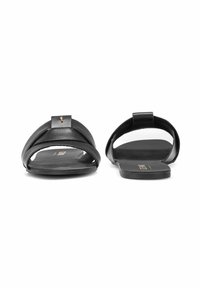 Czarne skórzane sandały o minimalistycznym designie, z szerokim paskiem na górze i otwartym z tyłu. Płaska podeszwa z subtelnym logo.