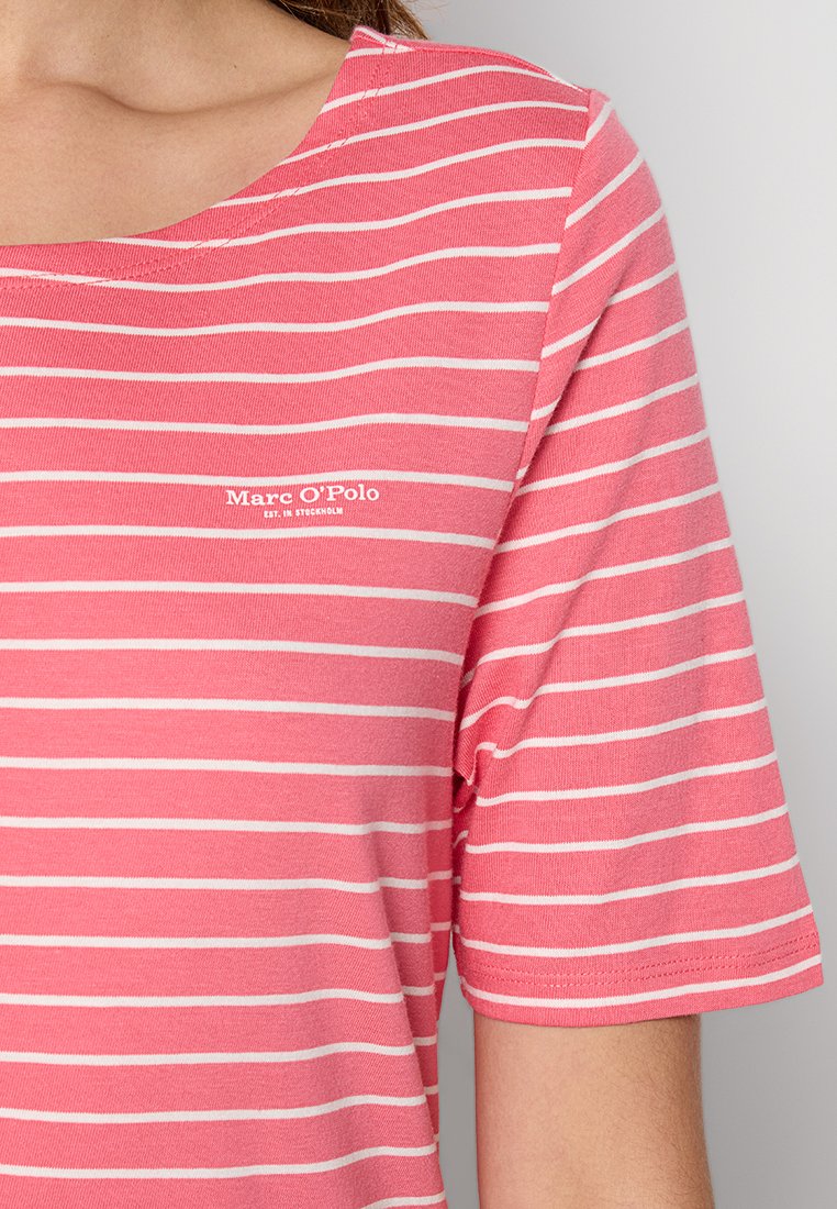 Rosa gestreiftes T-Shirt aus weichem Stoff, mit weißen horizontalen Streifen, kurzen Ärmeln und einem runden Halsausschnitt mit einem kleinen Logo.