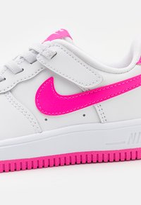 Nike Sportswear FORCE 1 LOW EASYON - Baskets basses - white/laser fuchsia