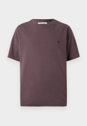 Short-sleeve, crew neck T-shirt in dark mauve cotton. Features a small emblem on the chest. Smooth texture, casual fit.