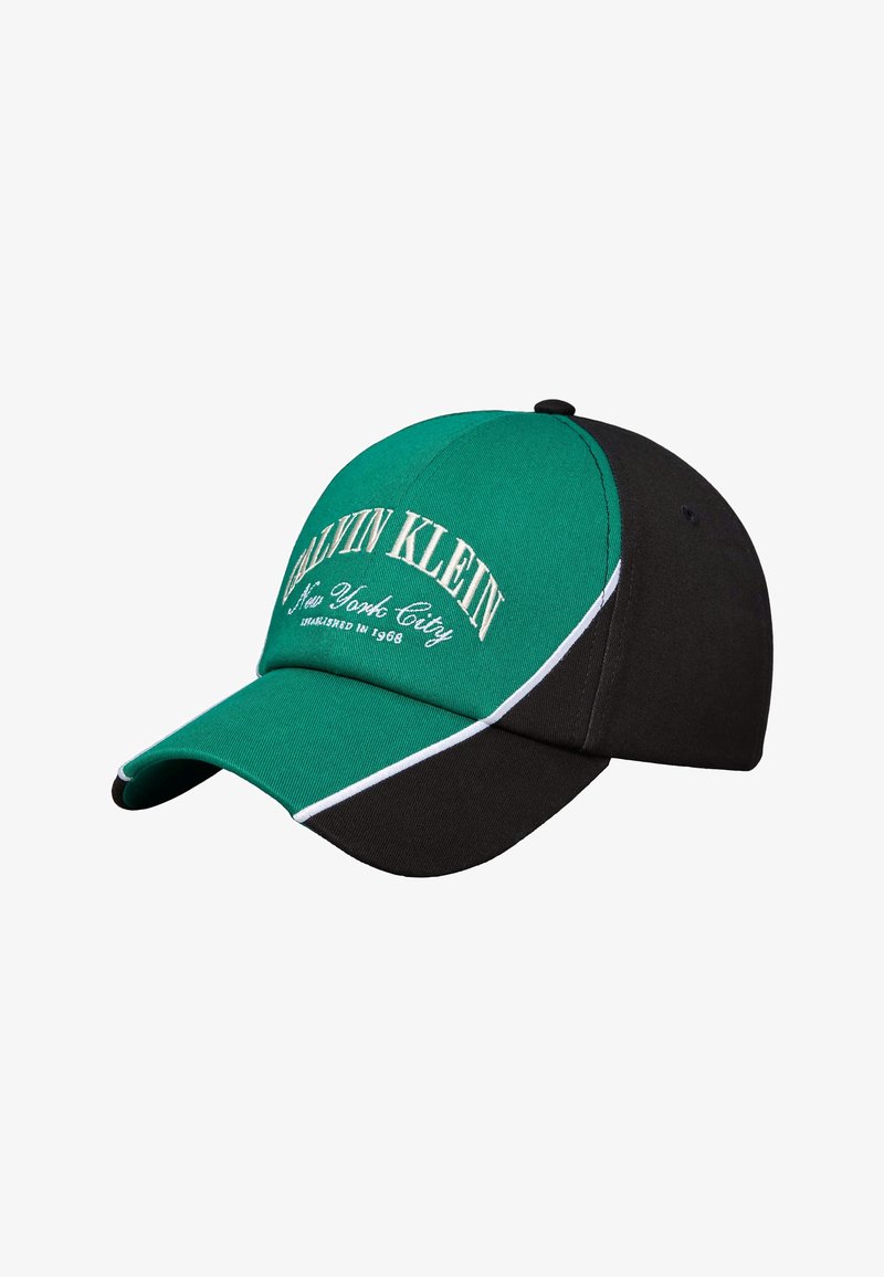 Πράσινο και μαύρο καπέλο μπέιζμπολ Calvin Klein με λευκές ρίγες και το κείμενο "Calvin Klein New York City Established in 1968" στην μπροστινή όψη.