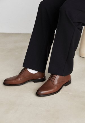 CORE SHOE - Alkalmi fűzős cipők - winter cognac