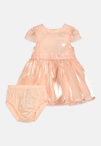 Robe pêche à manches courtes, tissu brillant, motif �à pois et détail en forme de cœur ; comprend un short bloomer assorti en pêche.