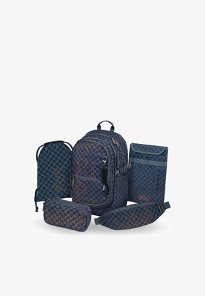 Set aus fünf marineblauen karierten Taschen, darunter ein Rucksack, ein Beutel mit Kordelzug, ein Federmäppchen, eine kleine Tasche und eine Gürteltasche mit orangem Logotext.