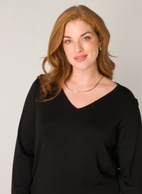 Zwarte longsleeve top met een V-hals ontwerp. Heeft een gladde textuur en een relaxte pasvorm. Gouden ketting voegt een opvallend accent toe.