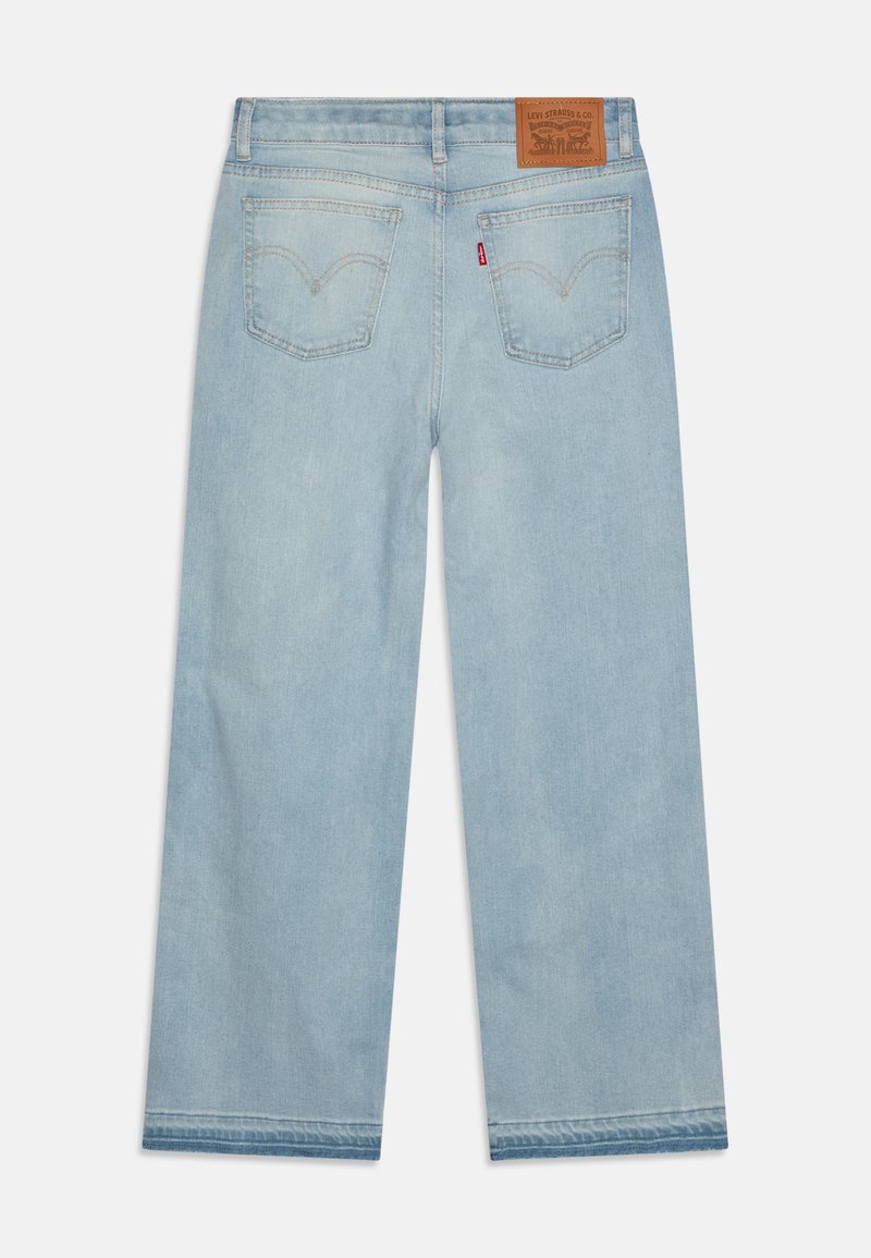 Jeans en denim bleu clair à jambes larges et taille haute, avec une étiquette de marque en cuir et deux poches arrière avec une couture incurvée.